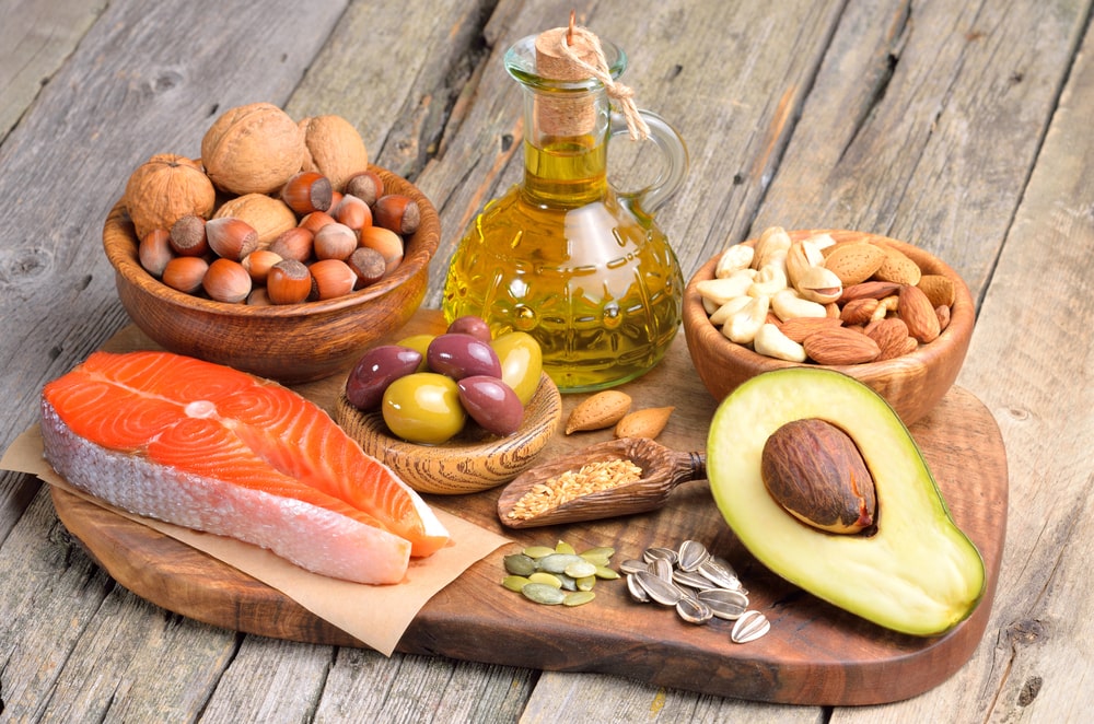 Zdravé tuky v potravinách - olej, olivy, oříšky, avokádo a losos
